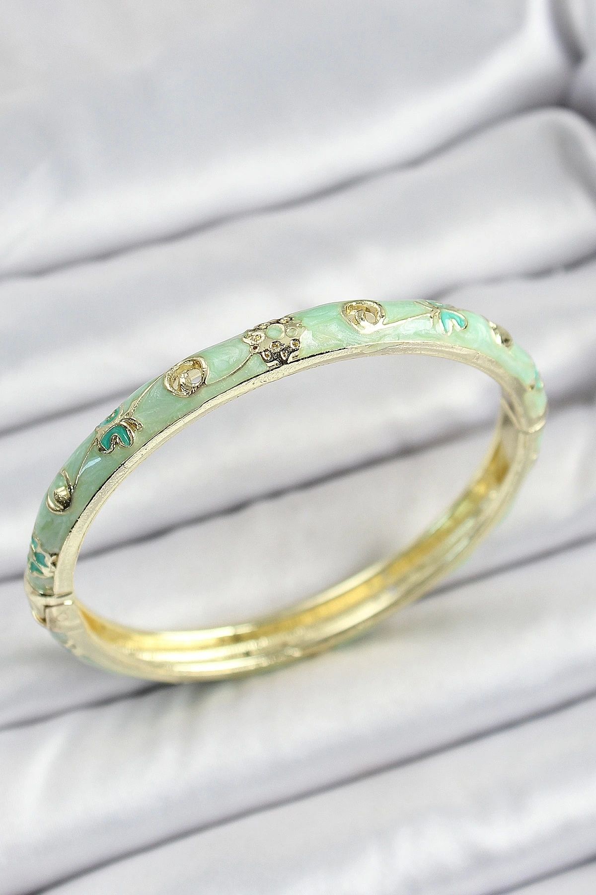 GLIMMERY Mineli Pirinç Gold Renk Açık Yeşil Motif Desenli Kadın Kelepçe