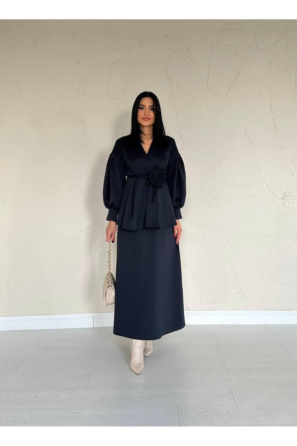 Castivo Fashion Gül Detaylı Kuşaklı Şık Takım
