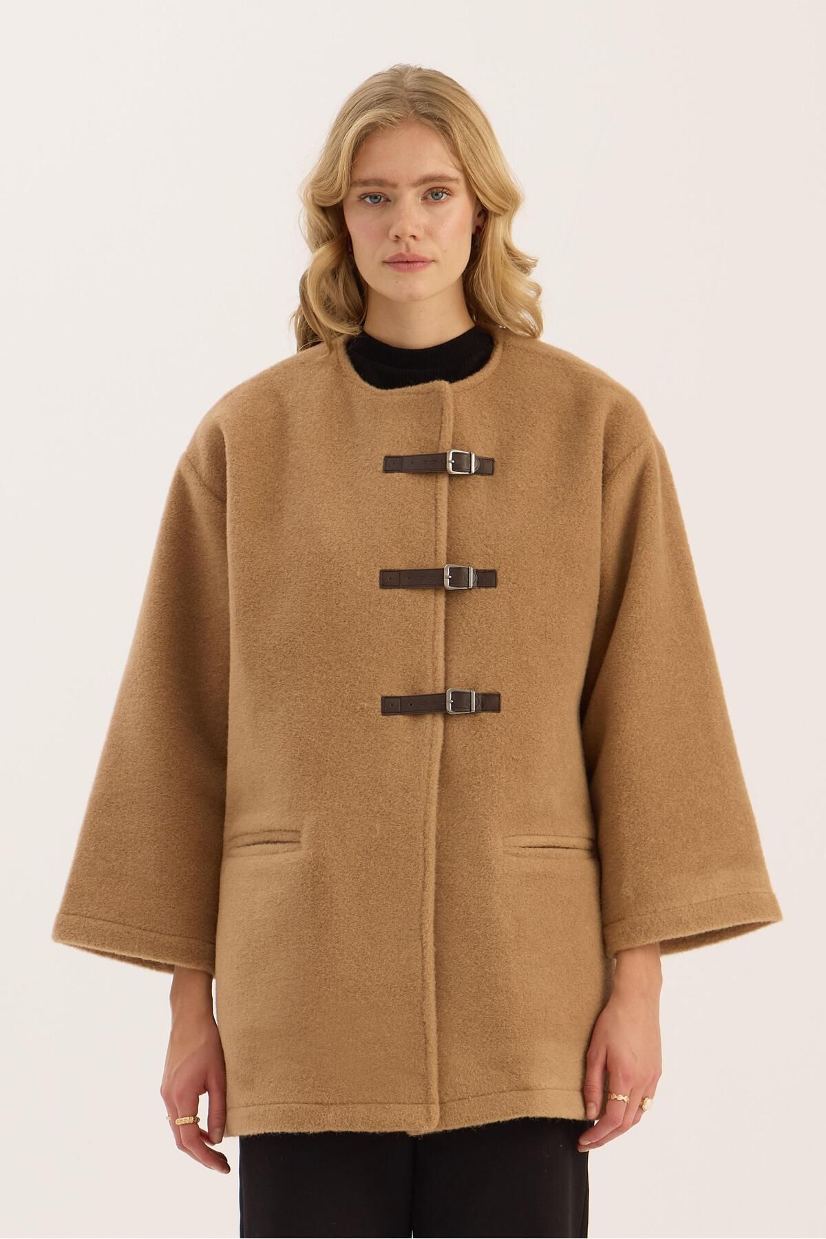 ALYOSHA FASHION Kemer Detaylı Kaban Camel