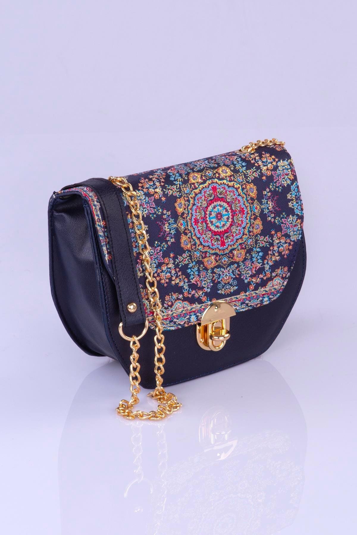MODA Renkli Etnik Kilim Desenli Kadın Omuz Çantası – Bohem Tarz, Zincir Askılı, Kilit Kapak
