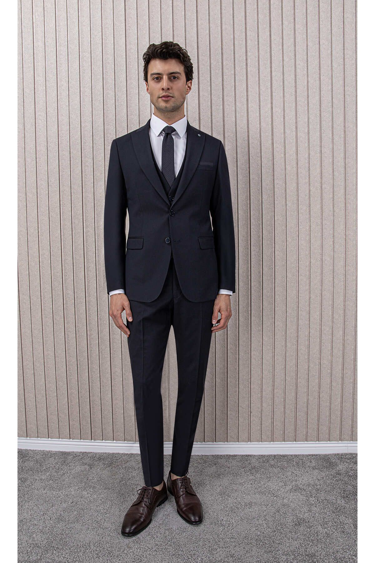 MUBE Erkek Yünlü Slim Fit Sivri Yaka Yelekli Takım Elbise