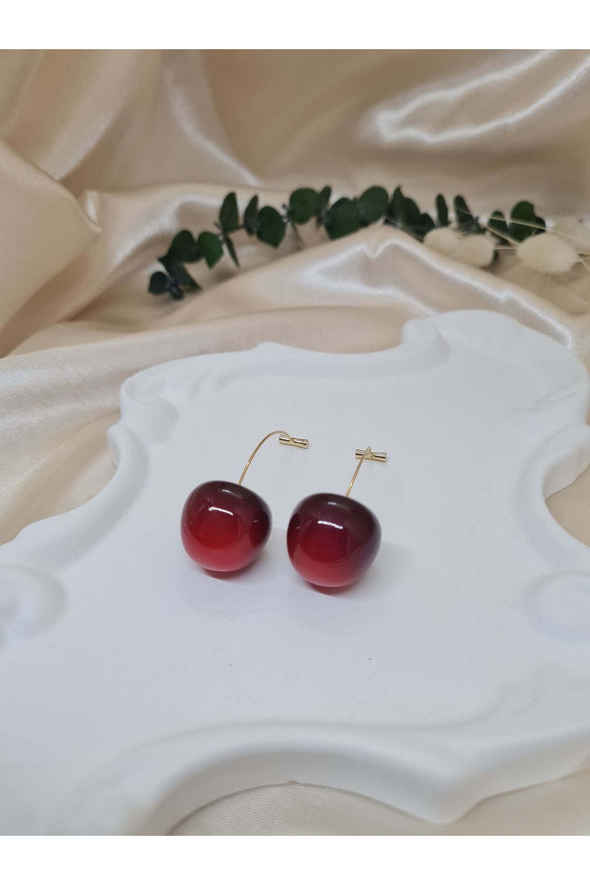 ZEYM Bordo Cam Kiraz Modeli Sallantılı Gold Küpe – Trend Tasarım
