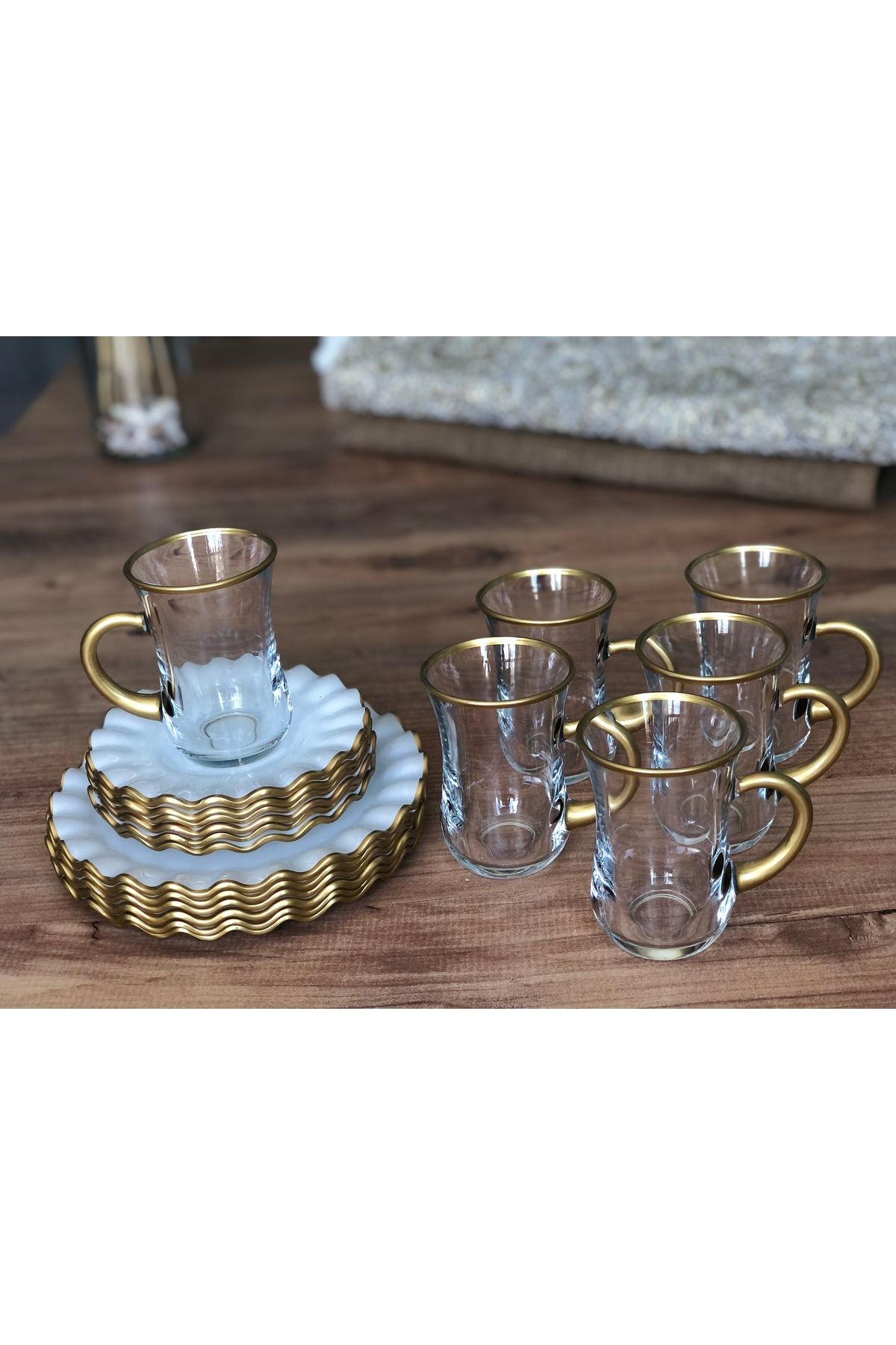 B&M İsabella Desenli Kıvrımlı 18 Parça Çay Keyfi Seti (Kulplu Bardak)