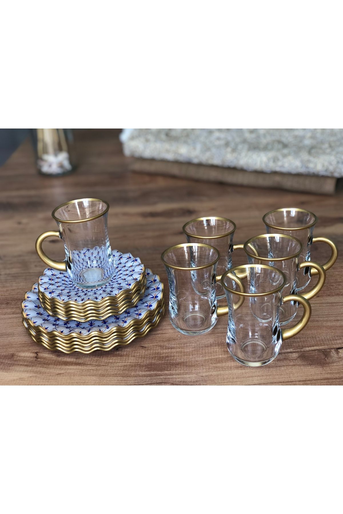B&M Mücevher Desenli Kıvrımlı 18 Parça Çay Keyfi Seti (Kulplu Bardak)