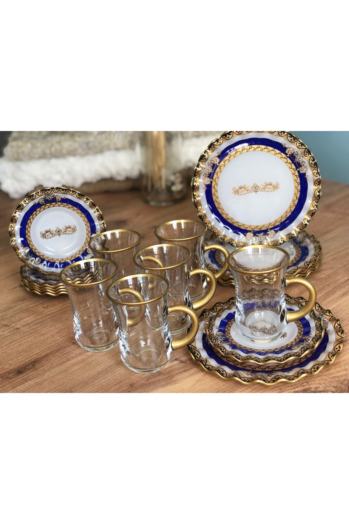 B&M Taç Desenli Kıvrımlı 18 Parça Çay Keyfi Seti (Kulplu Bardak)
