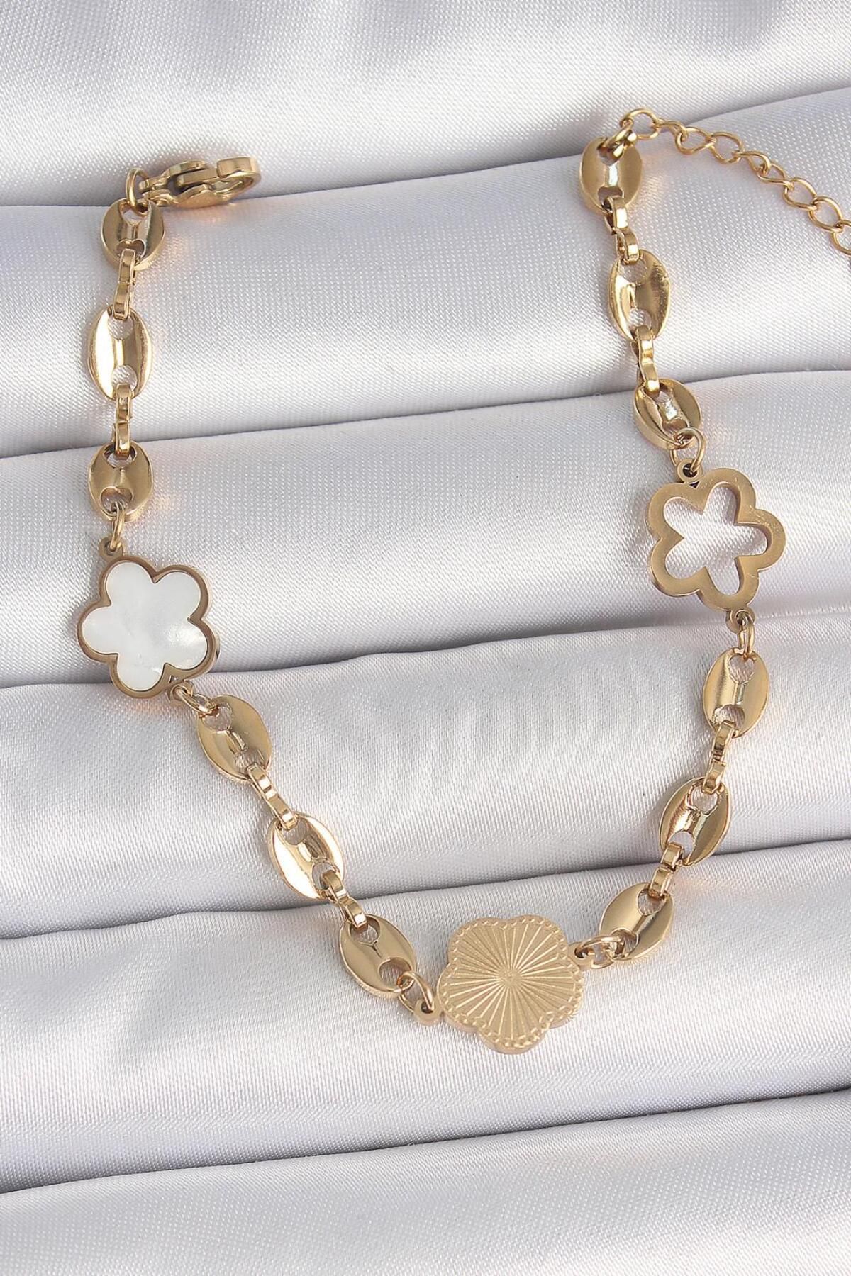 PARLACCESSORY Çelik Gold Renk Yonca Model İşleme Detaylı Kadın Bileklik