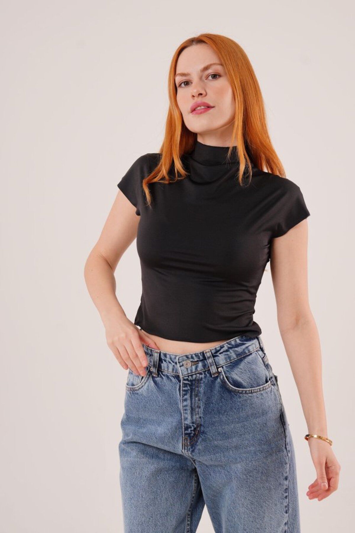 DEAG Boğazlı Parlak Kumaş Siyah Crop
