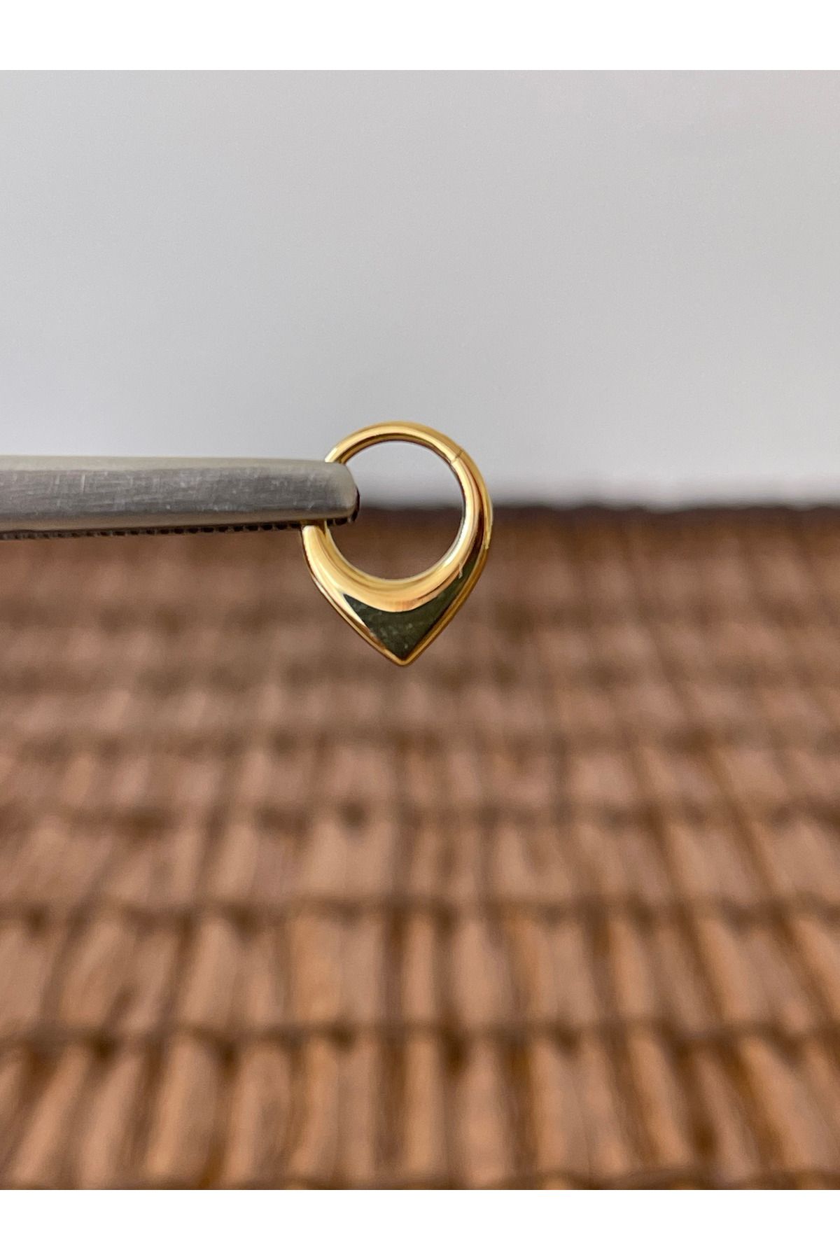 Rupen Kraft 316 L Cerrahi Çelik Anti Alerjik V Model 8 mm x 1.2mm Altın Kilitli Halka Piercing