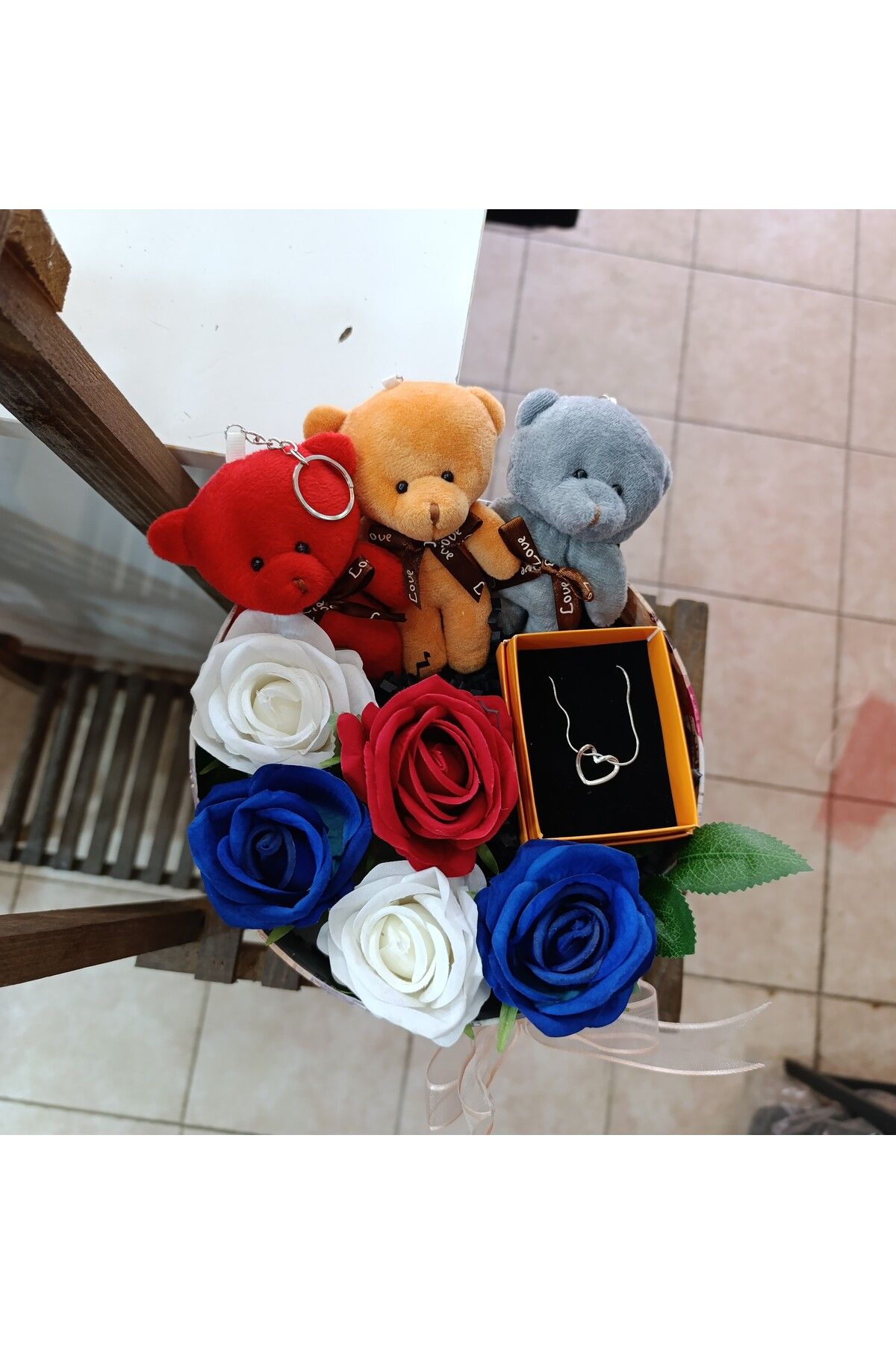 Morrano Gift Kutuda Çelik Kalpli Kolye,Yapay Güller ve 3 Adet Peluş Ayıcık Konsept Tasarım Hediyelik Arajman