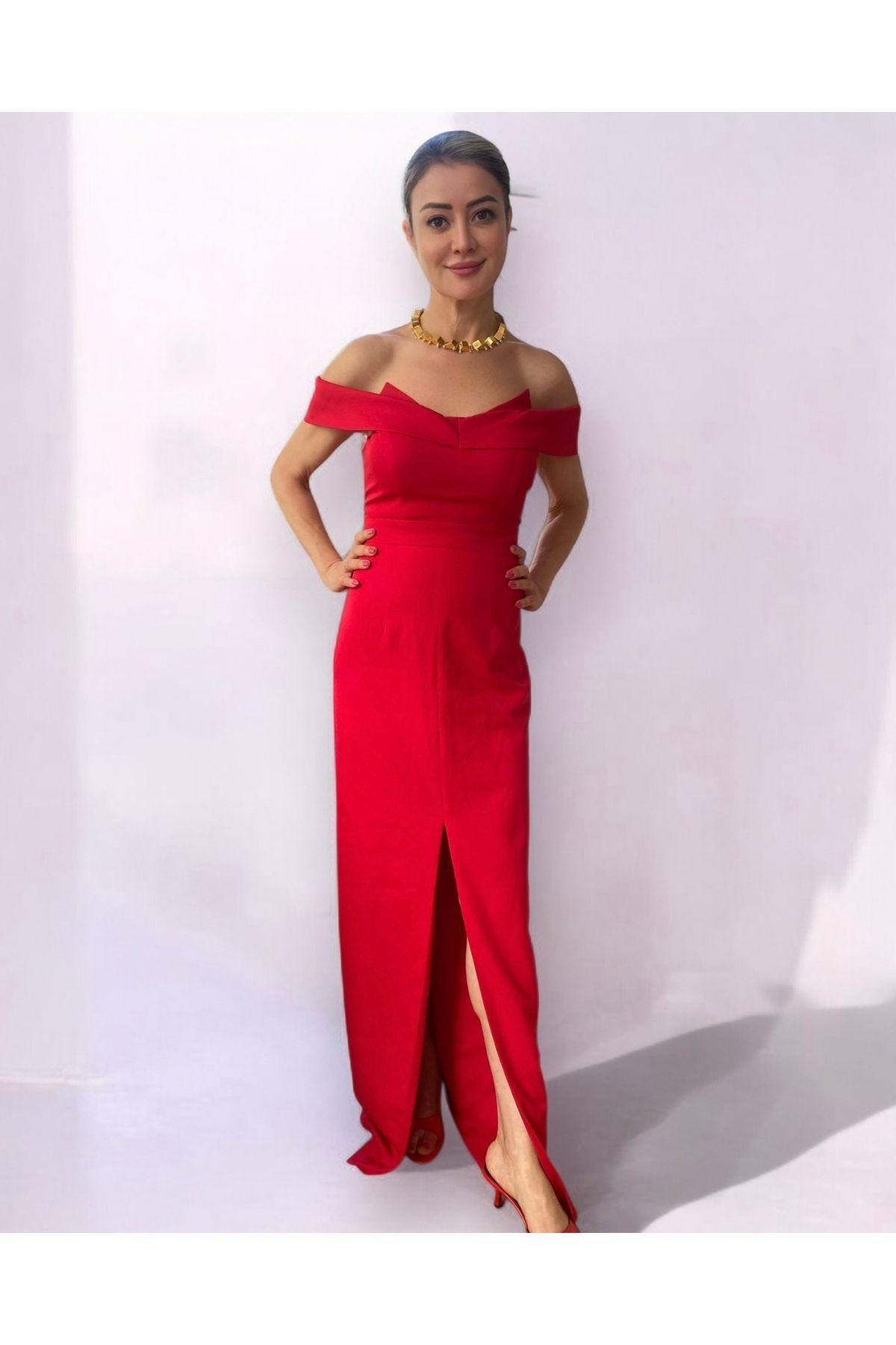 satya VALENTINA KIRMIZI OMZU AÇIK YIRTMAÇLI UZUN ABİYE