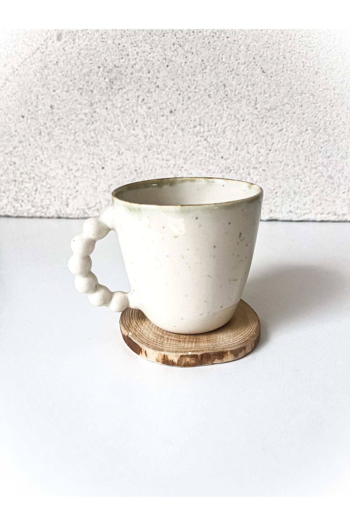 Atölye Nana El Yapımı Stoneware İnci Kulplu Efektli Kahve Fincanı Ve Ahşap Bardak Altlığı