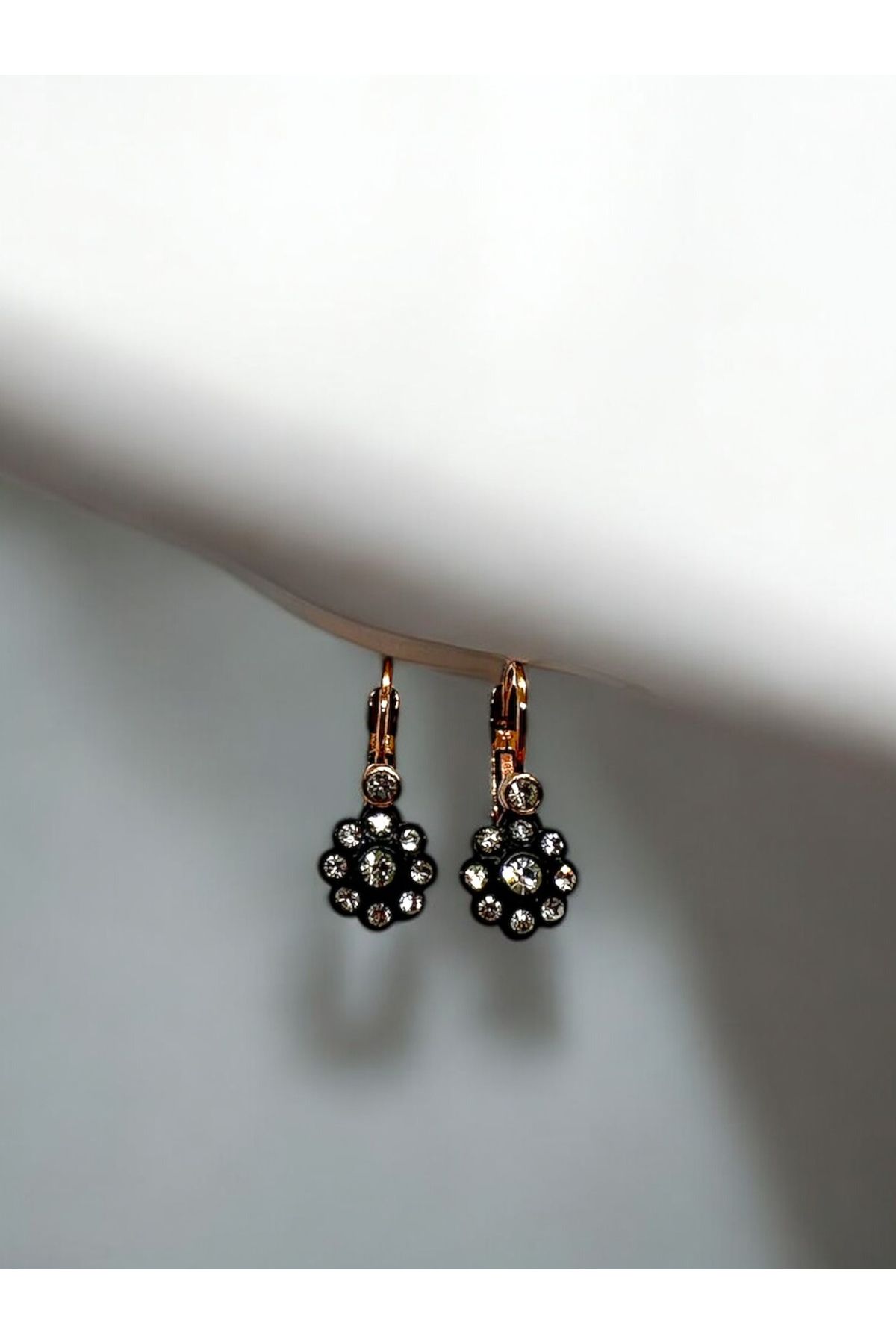 FUYA JEWELLERY Zirkon Taşlı Elmas Montür Sallantılı Küçük Çiçek Küpe