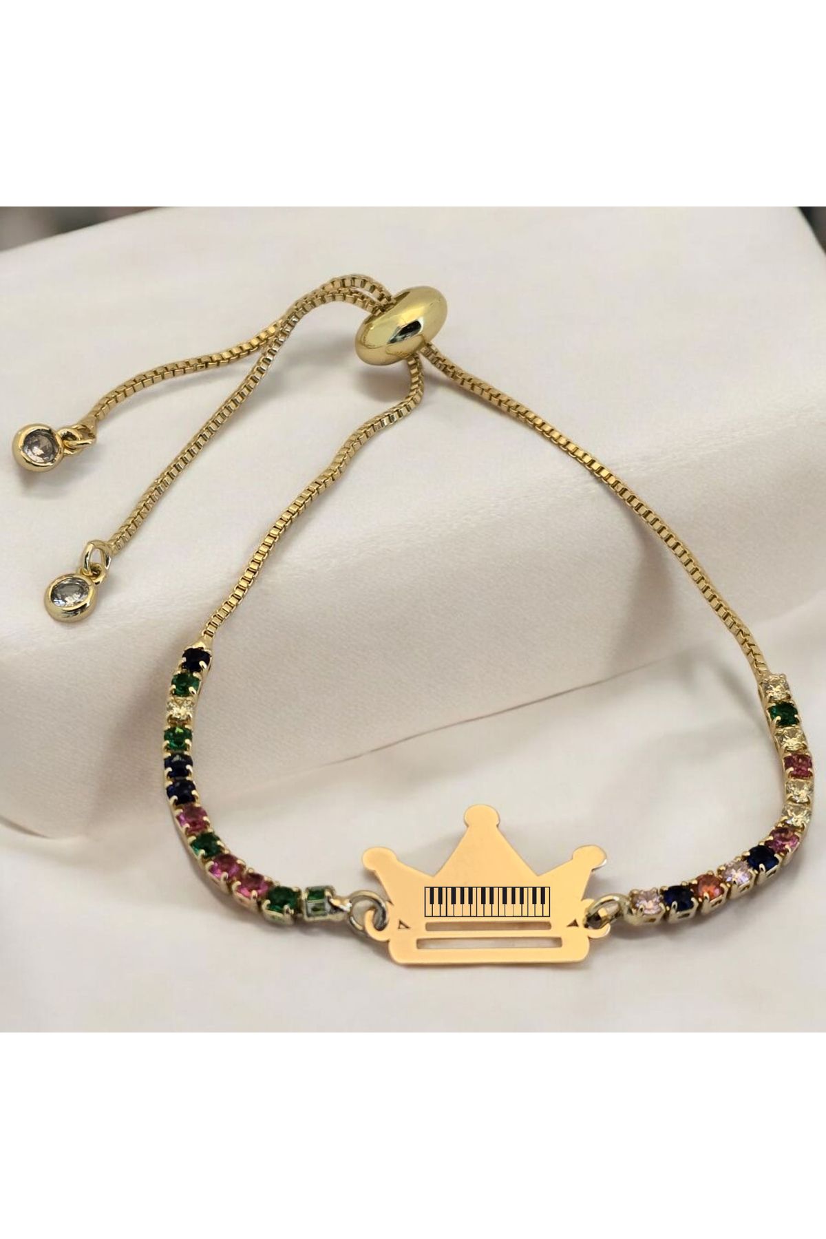 ARCHINO GOLD Piyano Temalı Taç Motifli 14 Ayar Altın Plakalı Renkli Taş Desenli Hediye Bileklik-489sembol