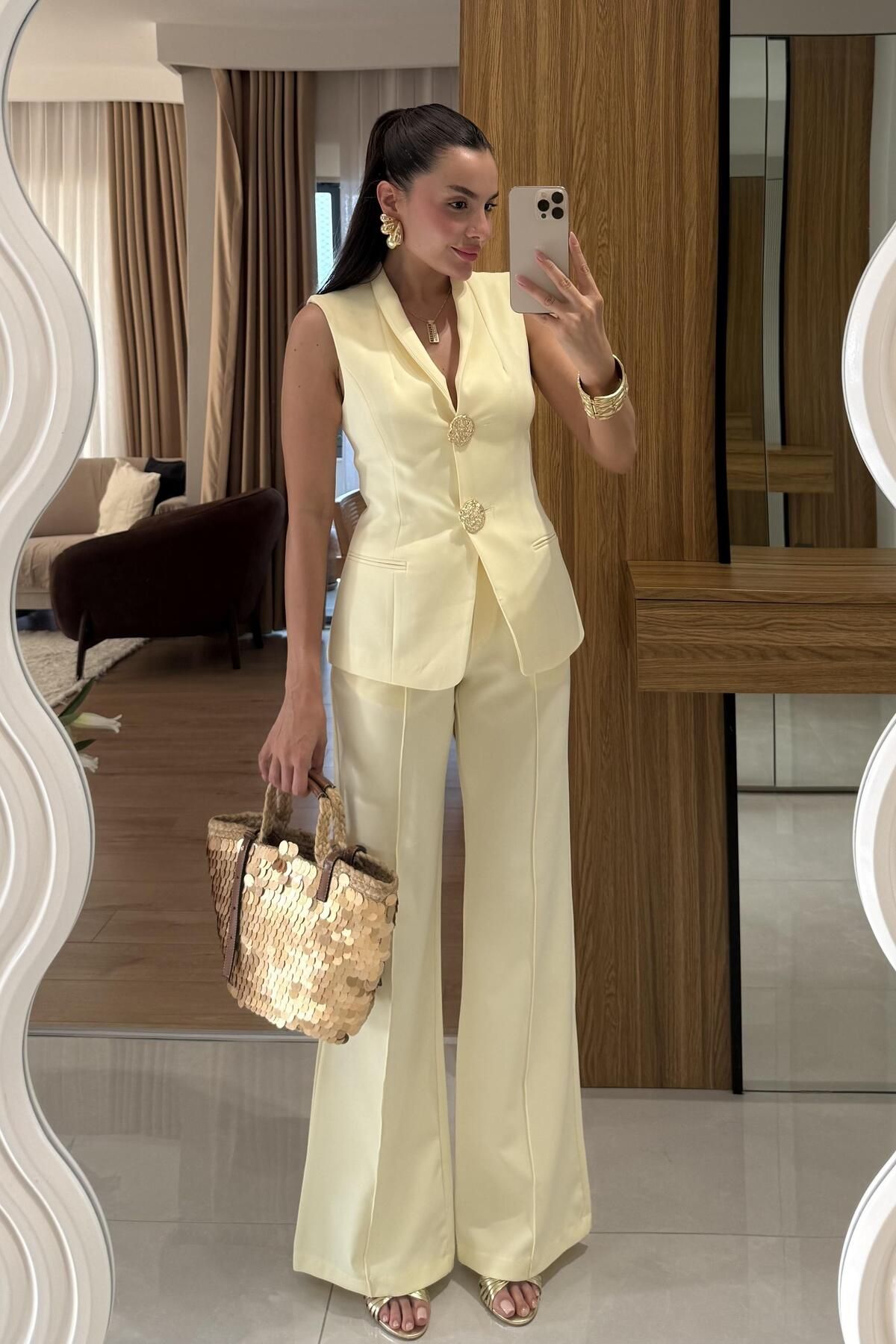 Gizem Ecemiş Velzia Sarı Gold Düğmeli Takım