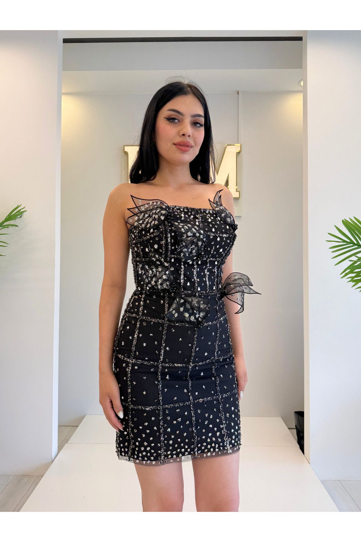 BDM Exclusive Straplez Taş İşlemeli Asimetrik Tül Çicek Detaylı Kısa Abiye Elbise