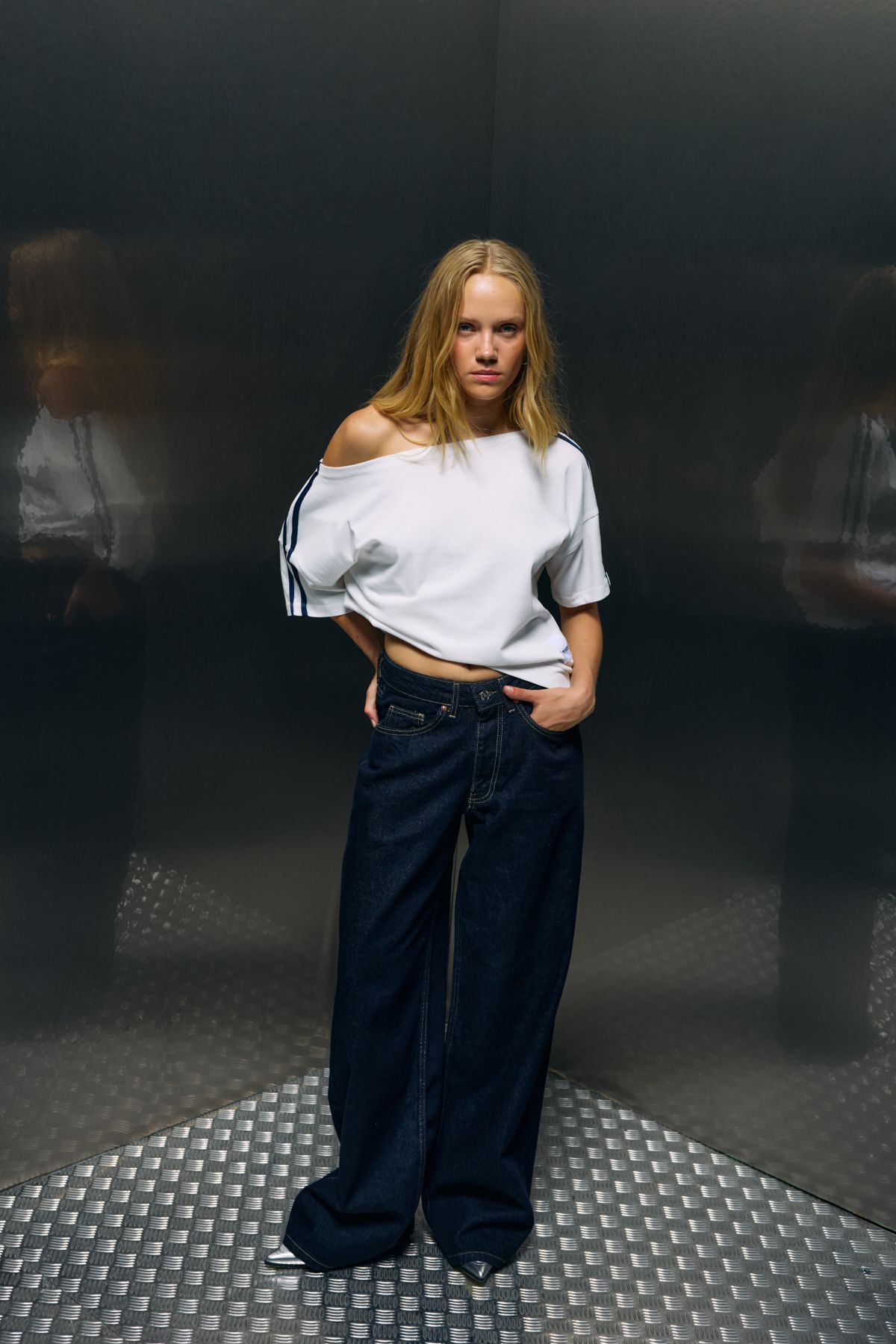 bases. Beyaz Omuzu Açık Şeritli Oversize T-Shirt