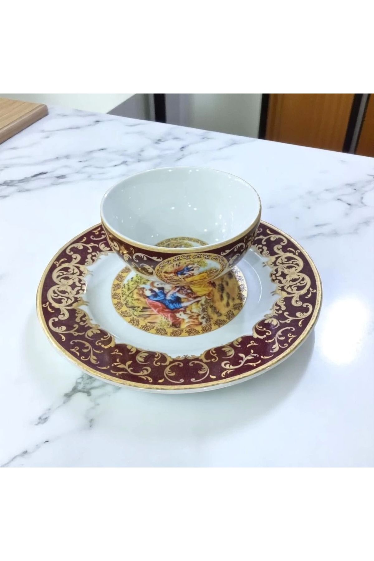 Zuccara Maison 12 Parça Bawaria Porselen Kase ve Tabak Takımı – Bordo & Altın Klasik Figürlü
