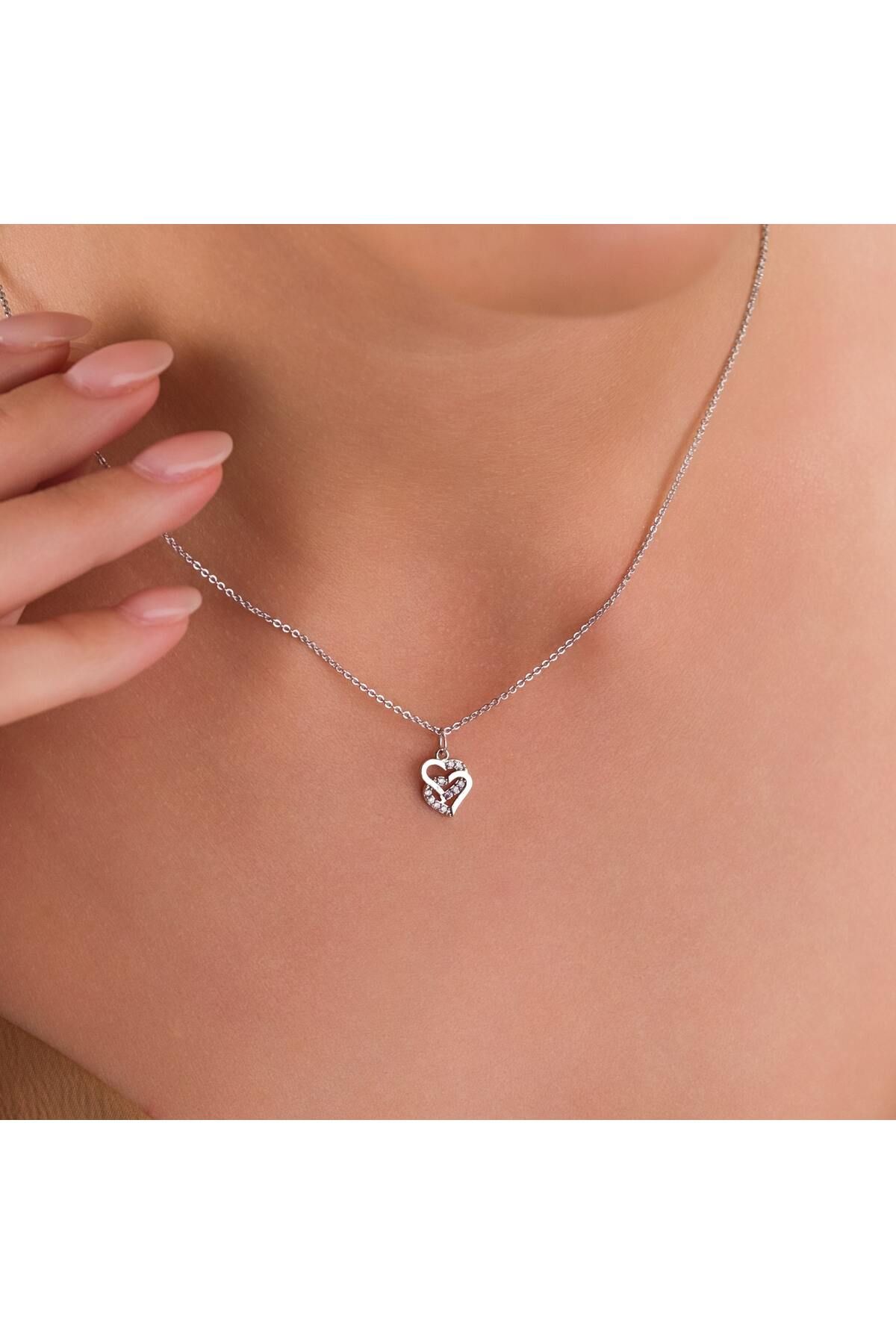 HOBİSY GIFT SHOP Minimal Kalp Motifli Gümüş Kaplama Çelik Kolye – Zarif ve Anlamlı Tasarım
