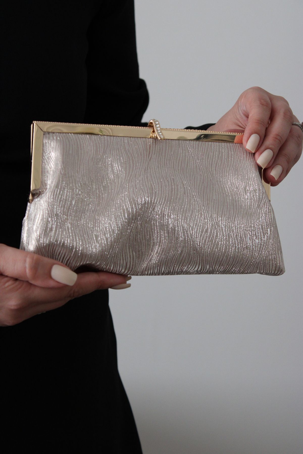 Mimoza Kadın Simli Dokulu Metal Çerçeveli Taş Detaylı Abiye Clutch Çanta