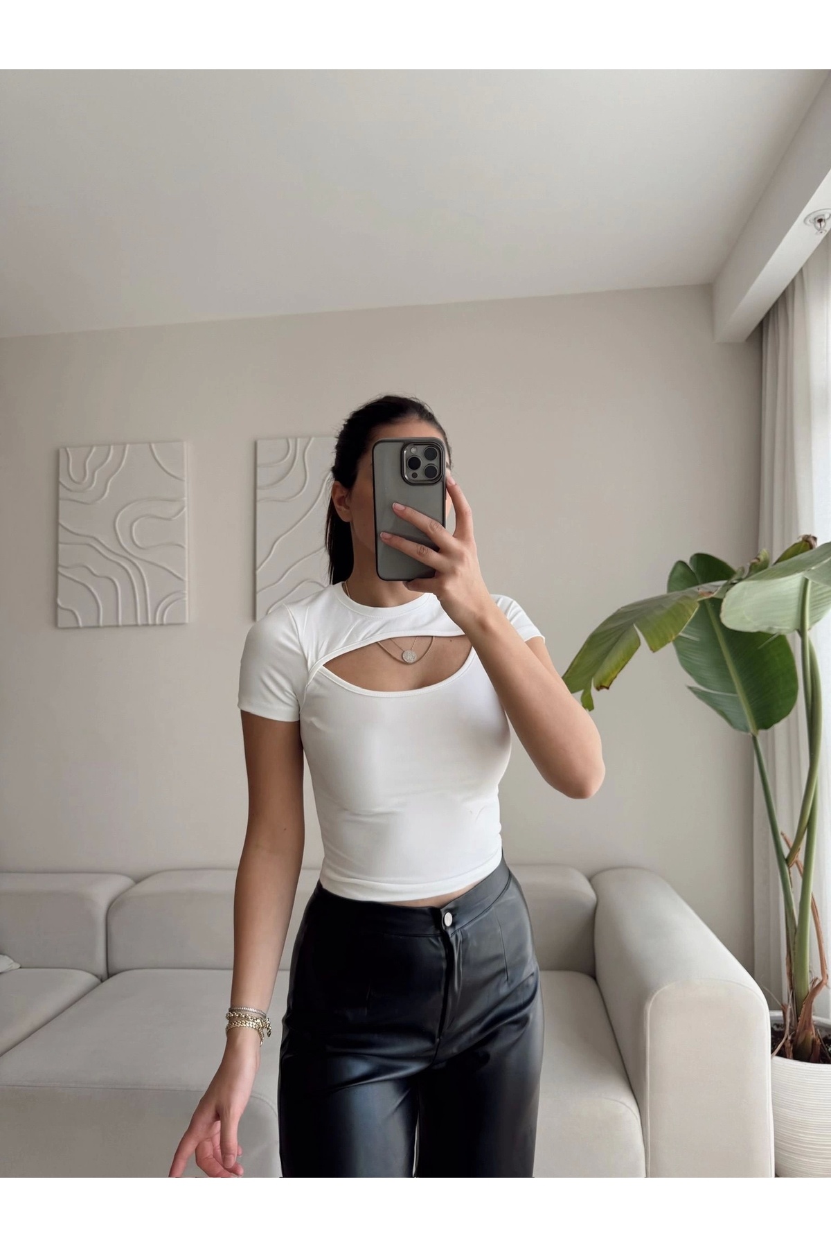 Zoom Butik-Chest Window Crop - White 4