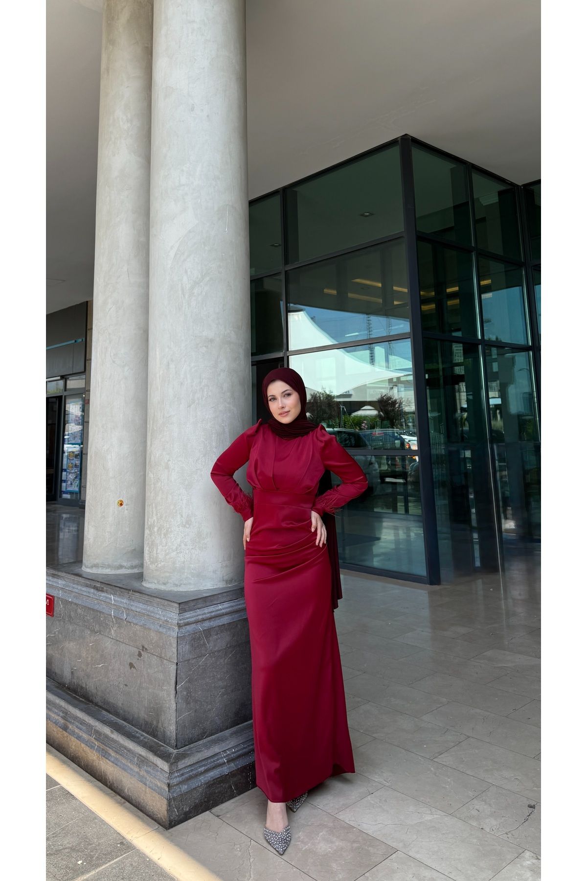 ZÜBİŞ BUTİK Kolları Tüy Detaylı Kuyruklu Saten Abiye