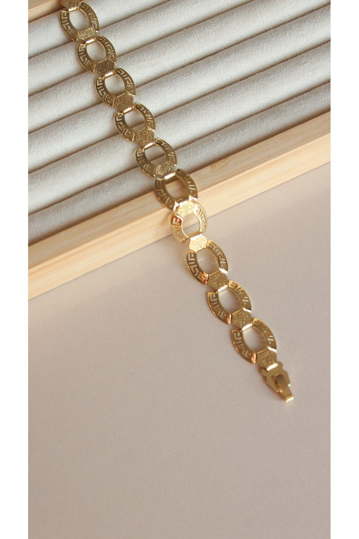 Tişt Accessory Xupin Kadın Gold Renk Halka oluşumlu Yunan anahtarı Geometrik Desenli Vintage Çelik Bileklik