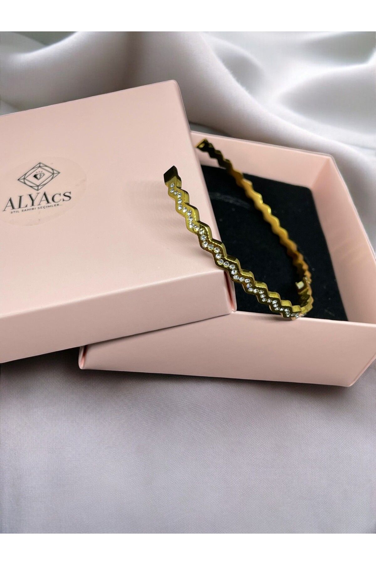 alyacs Kadın Zirkon Taşlı Gold Renk Çelik Kelepçe Bileklik – Şık & Zarif Tasarım