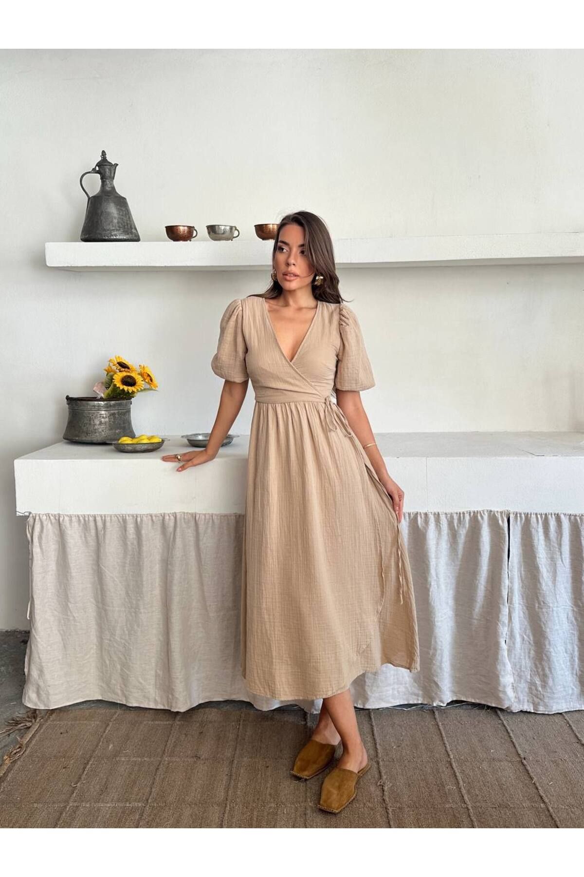 FEMMESTUDIO Kadın Bej Kruvaze Yaka Belden Bağlama Detaylı Uzun Elbise
