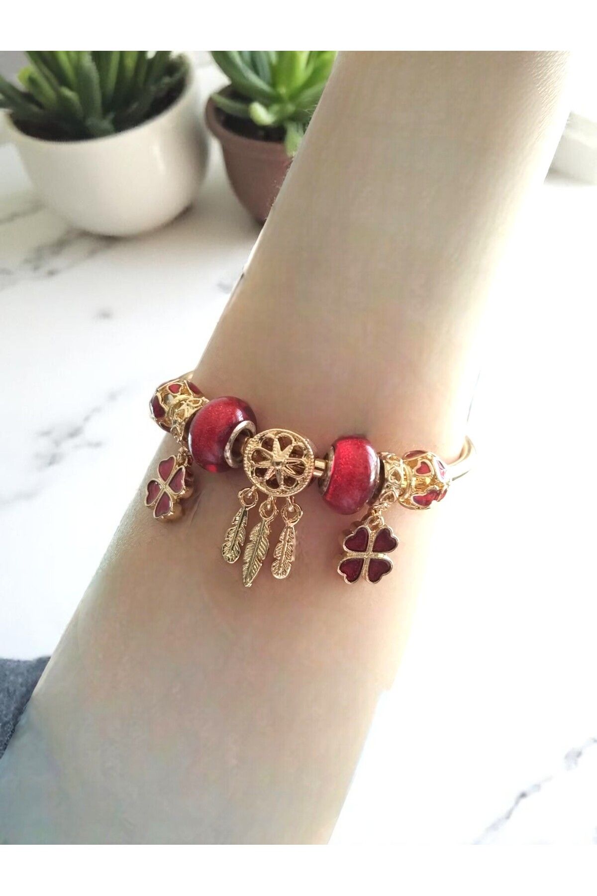 CLOVER JEWELRY Kırmızı Yonca Sallantılı Çelik Bileklik – Şans ve Zarafetin Bileğinizdeki Hali