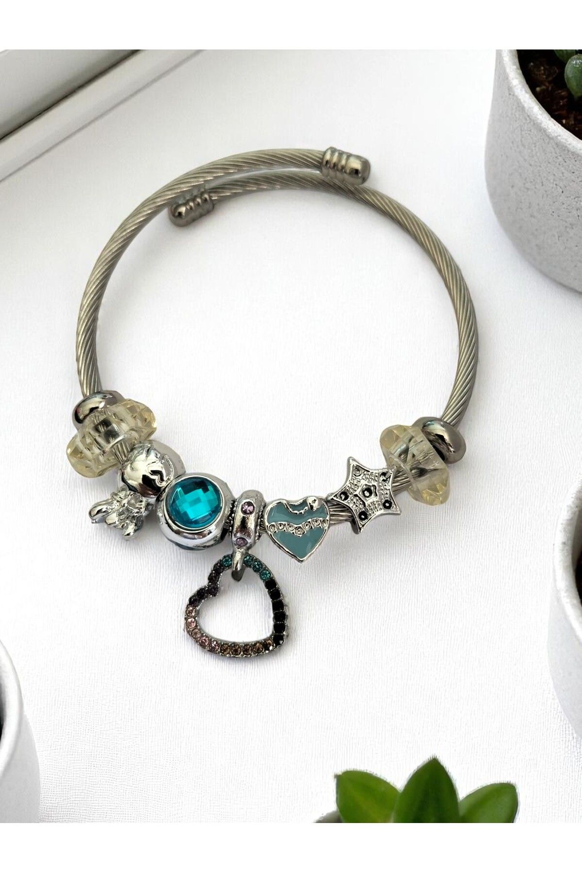 CLOVER JEWELRY Mavi Kap Detaylı Sallantılı Çelik Bileklik – Zarif ve Anlamlı Tasarım