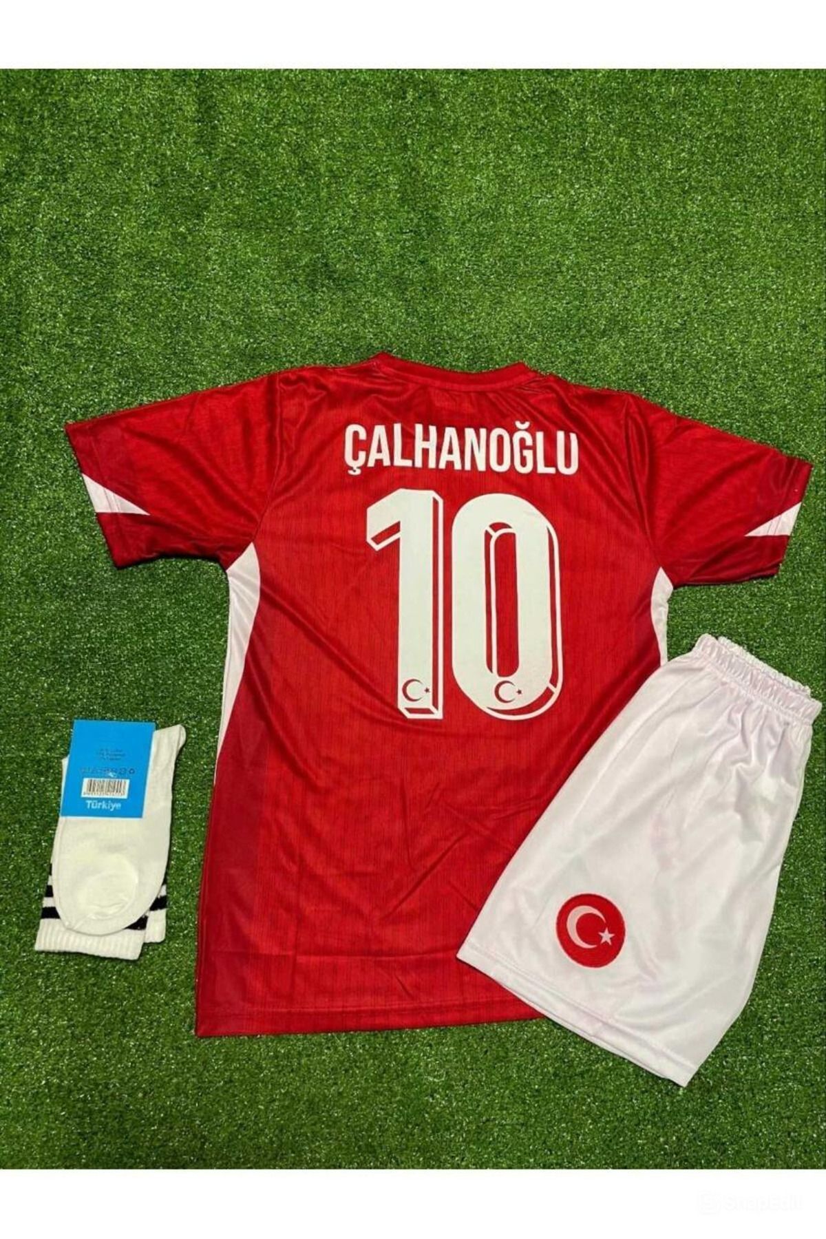 FAMİLYSTAN HAKAN ÇALHANOĞLU MİLLİ TAKIM ÇOCUK FORMASI KIRMIZI 4L, SET FORMA+ŞORT+ÇORAP+BİLEKLİK
