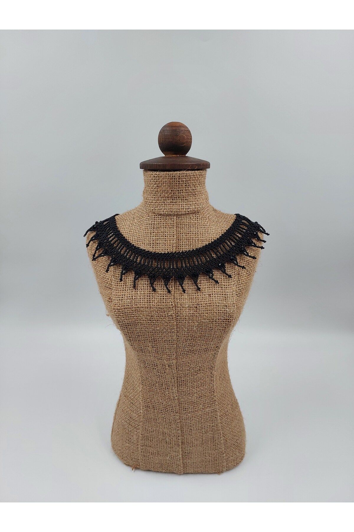R G Handmade Design “Gölge Zarafeti” Siyah Kum Boncuklu & Kristal Detaylı El Yapımı Kolye