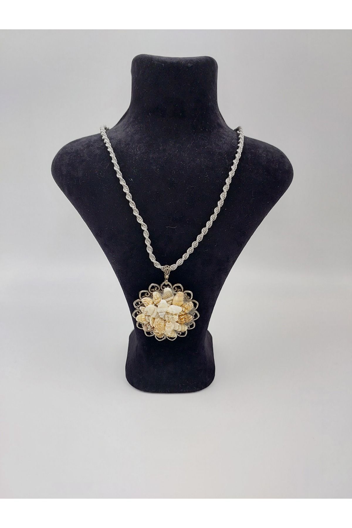 R G Handmade Design Denizin Kalbinden Gelen Tılsım – Makrome Zincirli Doğal Deniz Kabuğu Kolye