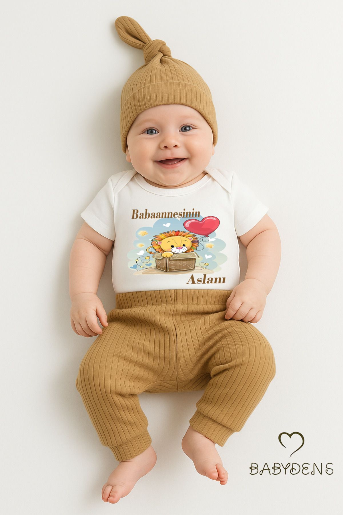 BABYDEN'S Babaannesinin Aslanı Yazılı 3'lü Bebek Takımı - Çıtçıtlı Body, Ribana Şapka ve Pantolon %100 Pamuk