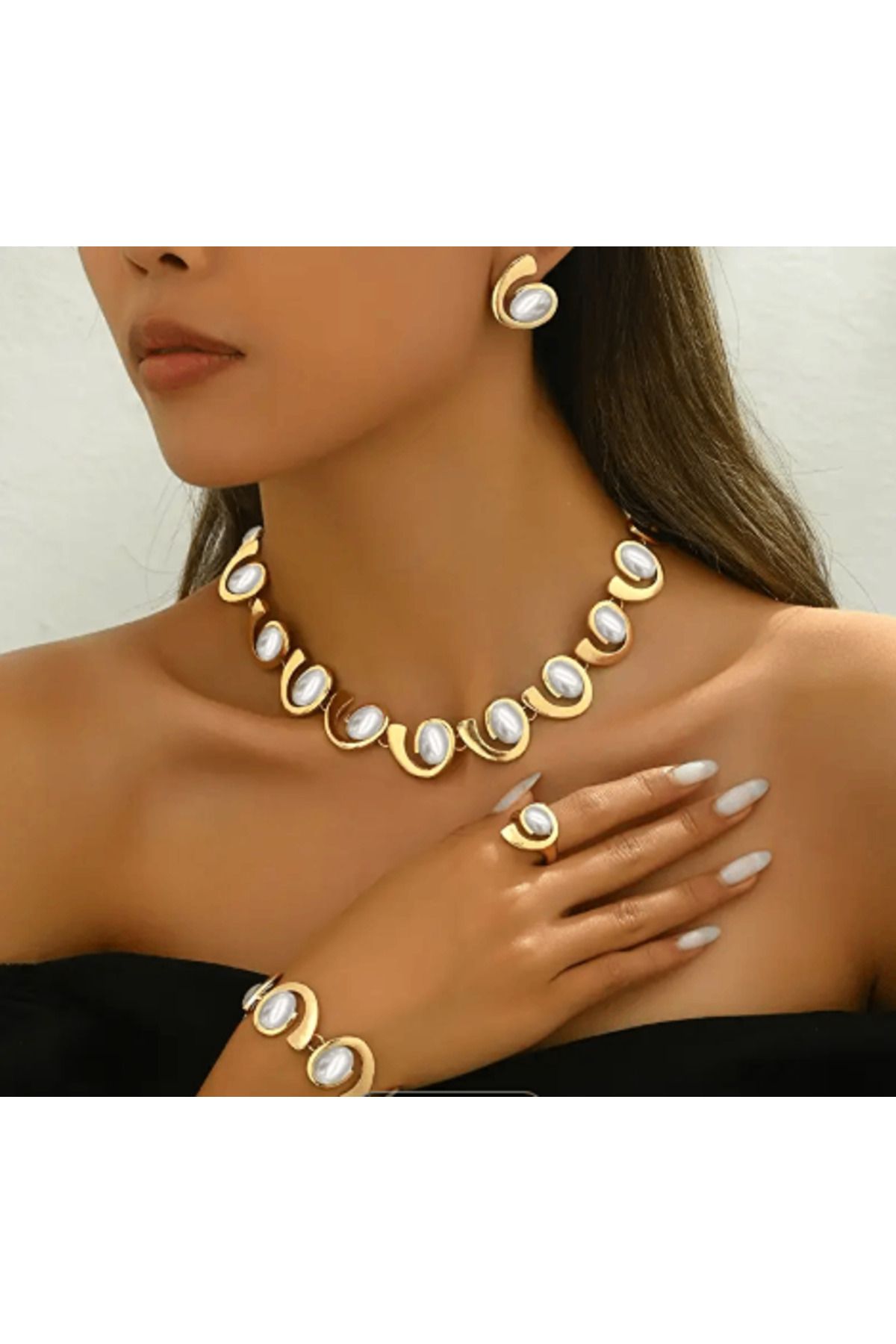 SE Jewellery Collection Selin Ersoy Kadın Gold Renk İnci Taş Detaylı 4’lü Takı Seti – Kolye, Küpe, Bileklik ve Yüzük