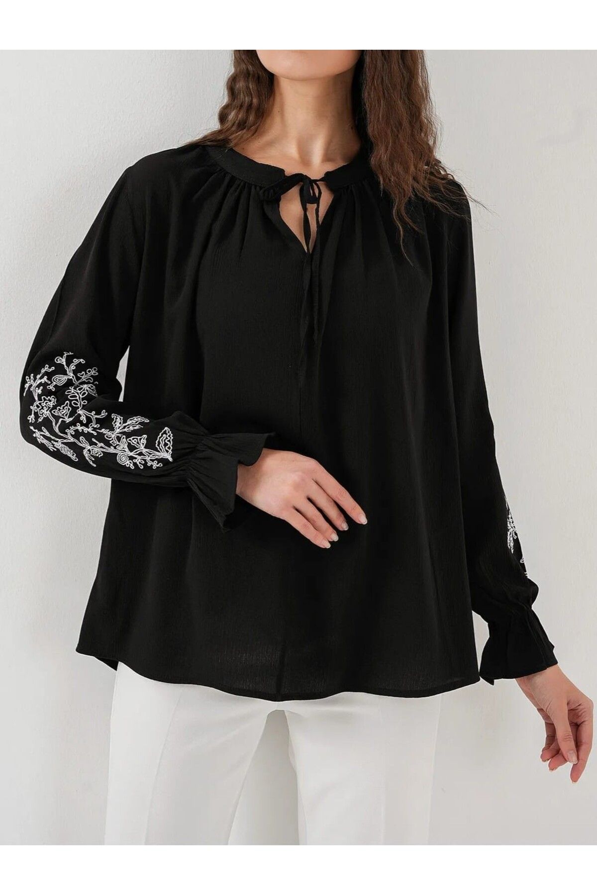 mahira collection Yakasi Bağlamali Kolu Nakişli