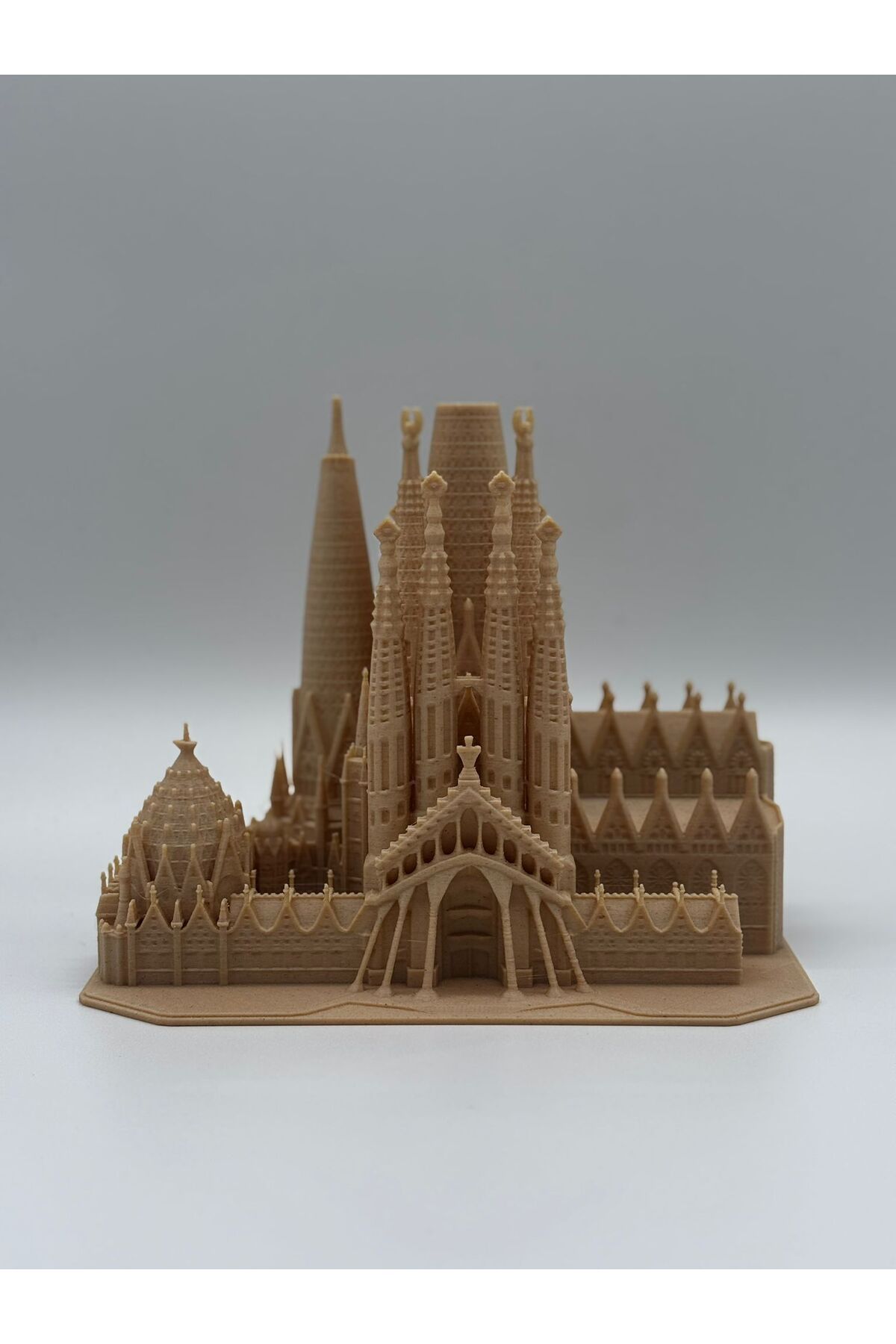 freegift SAGRADA FAMİLİA 3D MAKET AHŞAP - GAUDİ'NİN EFSANEVİ ESERİ