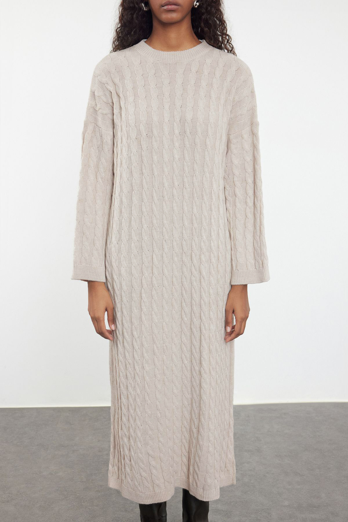 Trendyol Collection Beżowa maxi sukienka z dzianiny z plecionymi włosami, szeroki krój, długa sukienka TWOAW25EL00078