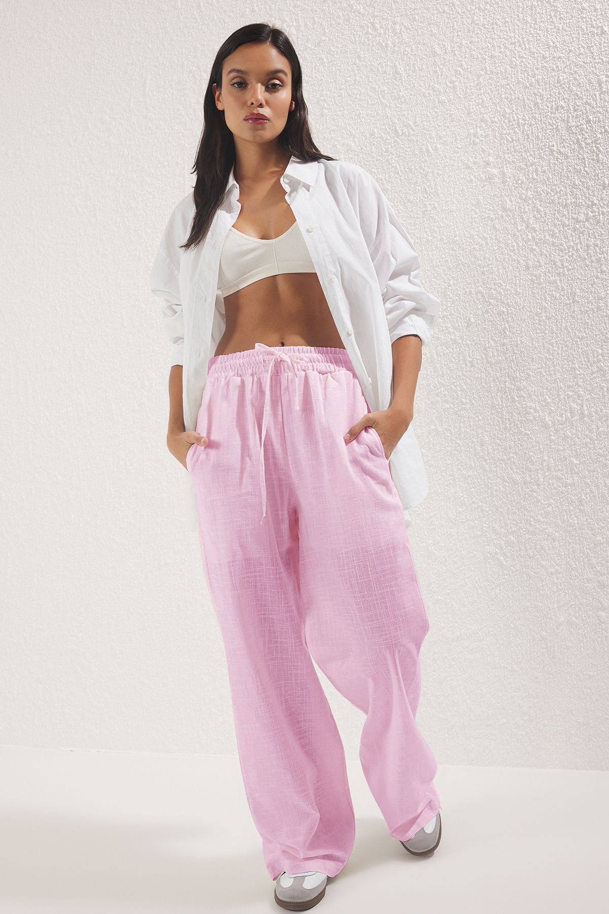 Trendyol Collection-Pantaloni scurți cu picioare largi/late cu aspect de in roz deschis, căptușiți cu talie elastică TWOSS25PL00121 3