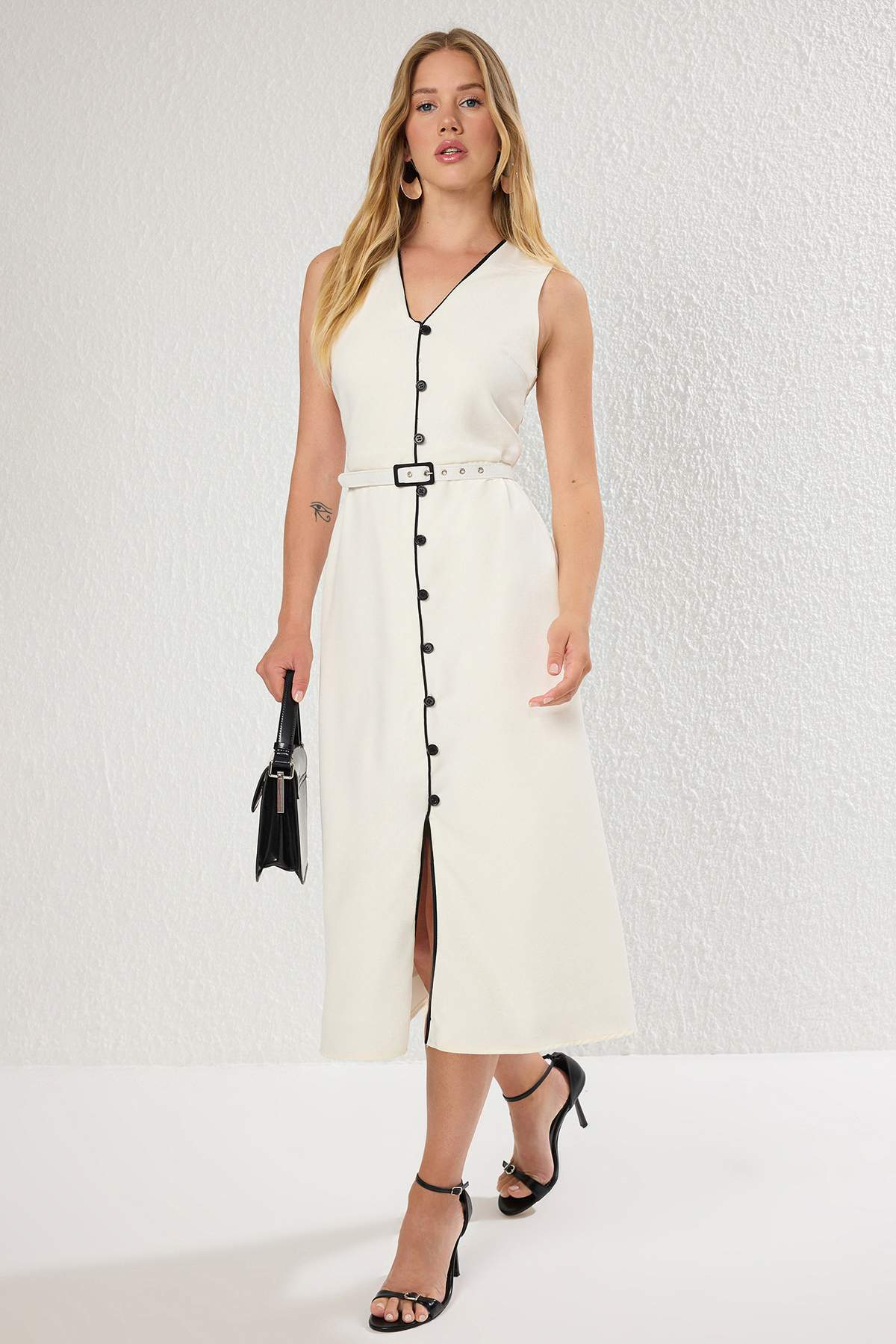 Trendyolmilla  Beyaz Kemerli A Kesim Biye ve Düğme Detaylı Astarlı Midi Dokuma Elbise TWOSS25EL00810 - Görsel 2