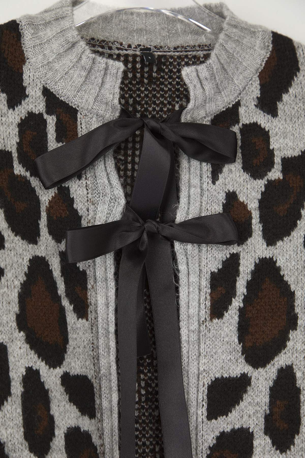 Trendyolmilla  Açık Gri Leopar Desenli Crop Yumuşak Dokulu Triko Hırka TWOAW25HI00355 - Görsel 6