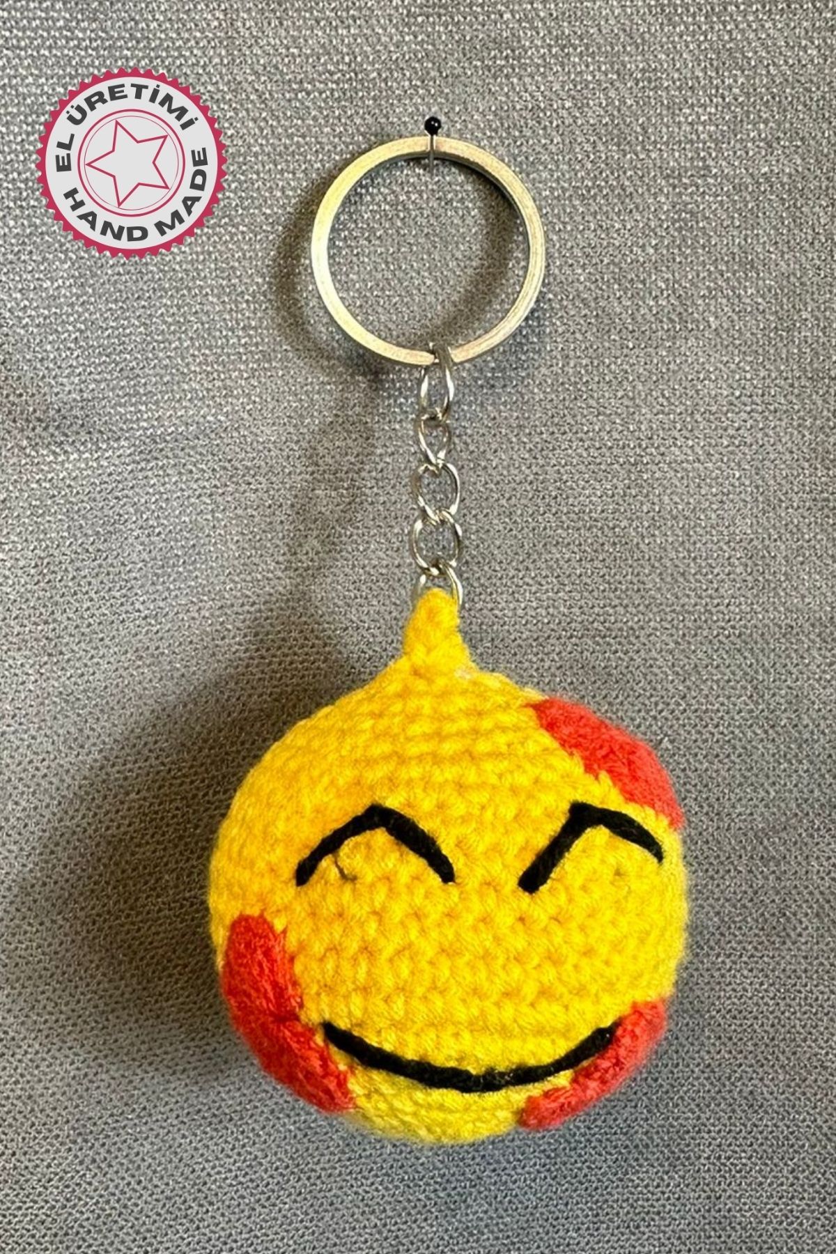 Uretti - Tuğba 9352 4148 El Yapımı Örgü Kalplerle Gülen Yüz Emoji Model Anahtarlık