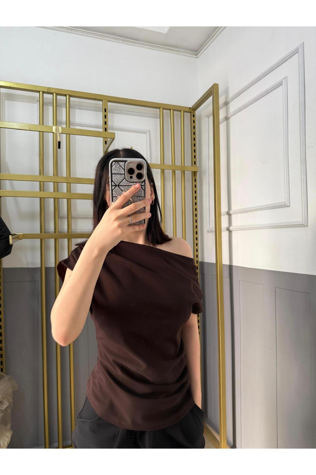 peri tower  Drape/Büzgü Detaylı Dökümlü Asimetrik Yaka Örme Krep Kumaş Bluz 0028 - Görsel 3