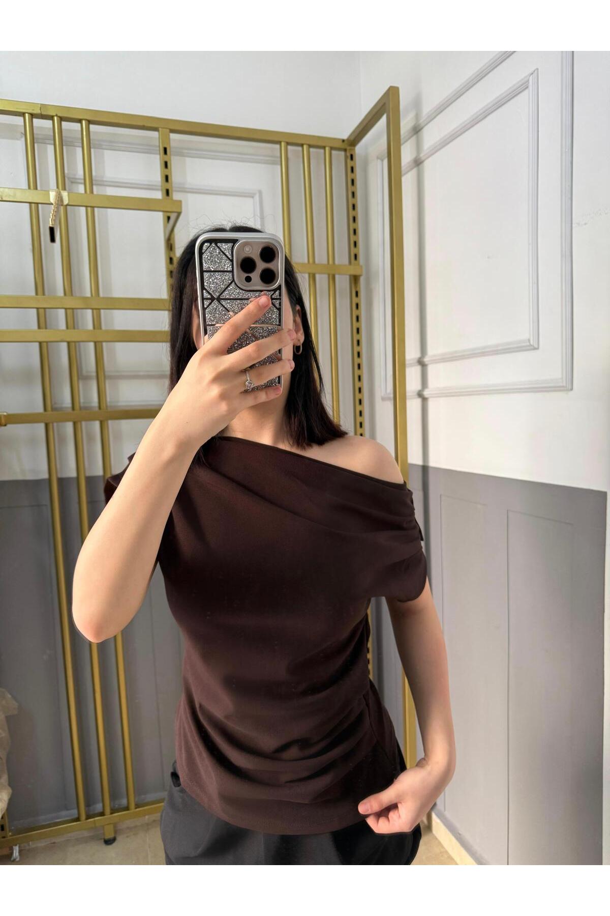 peri tower  Drape/Büzgü Detaylı Dökümlü Asimetrik Yaka Örme Krep Kumaş Bluz 0028 - Görsel 5