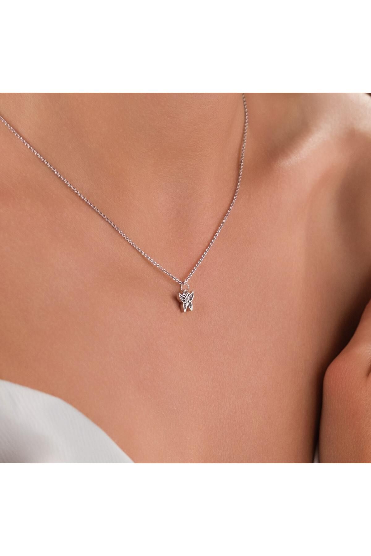 HOBİSY GIFT SHOP Zarif Kelebek Figürlü Çelik Kolye – Gümüş Renk , Minimalist Tasarım