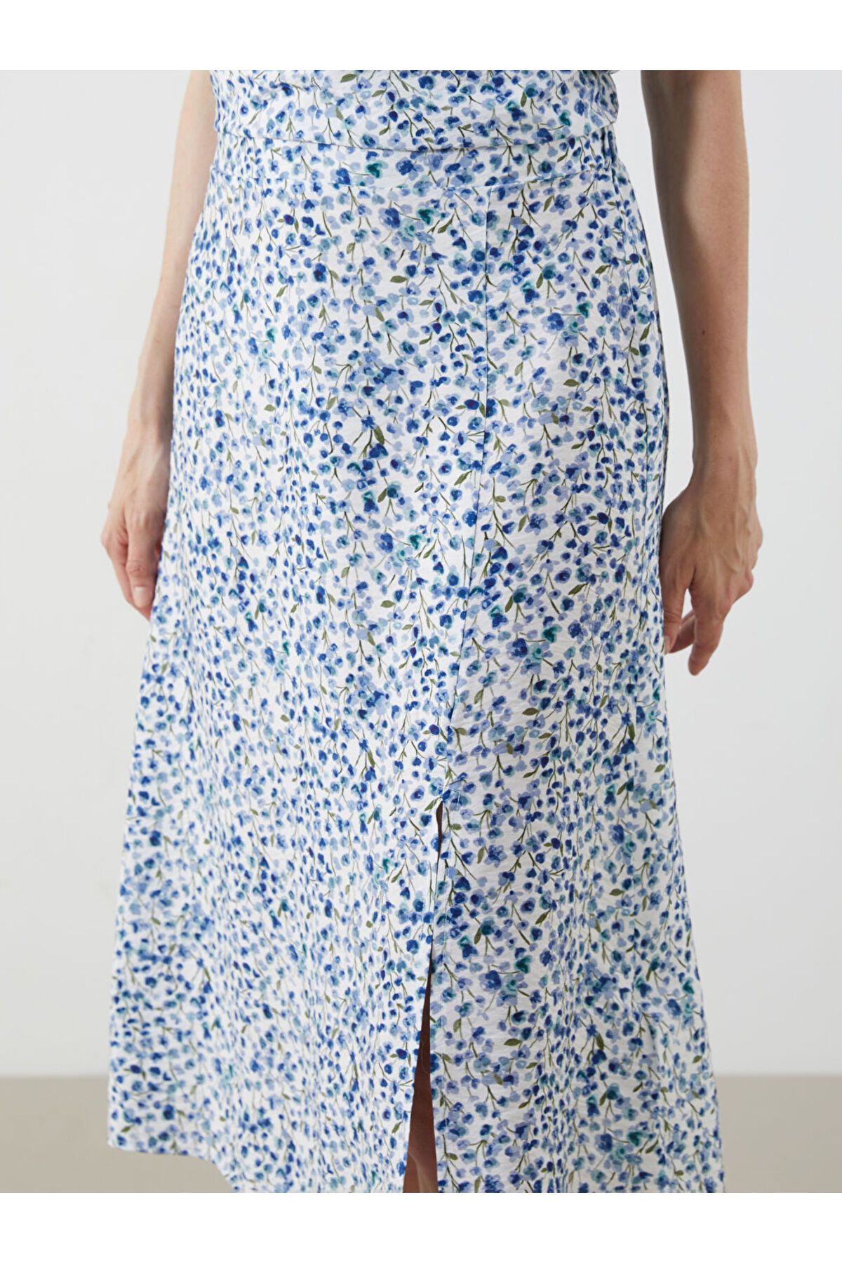 LC Waikiki-Sparkling Selections from Shining Store |   Floral A-Line Skirt with Elastic Waist 4