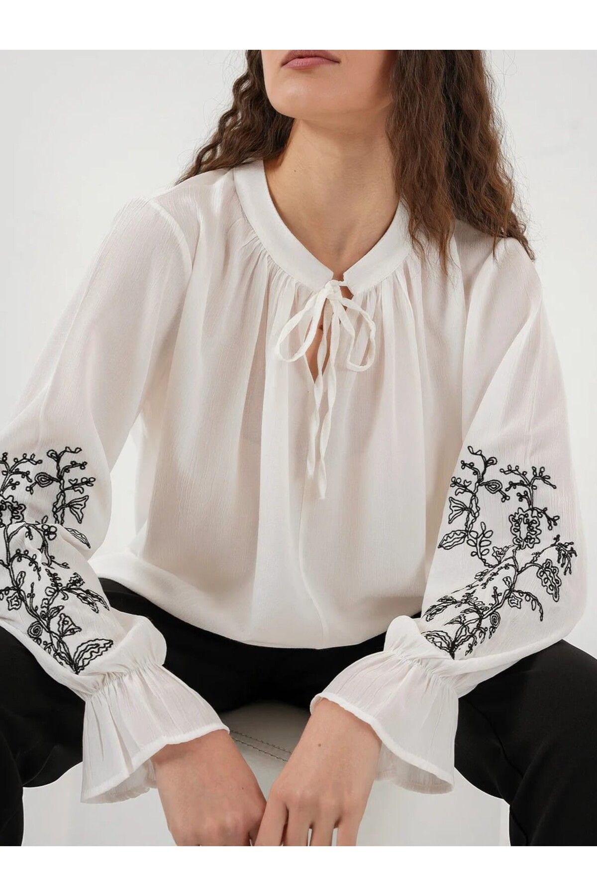 mahira collection YAKASI BAĞLAMALI KOLU NAKIŞLI