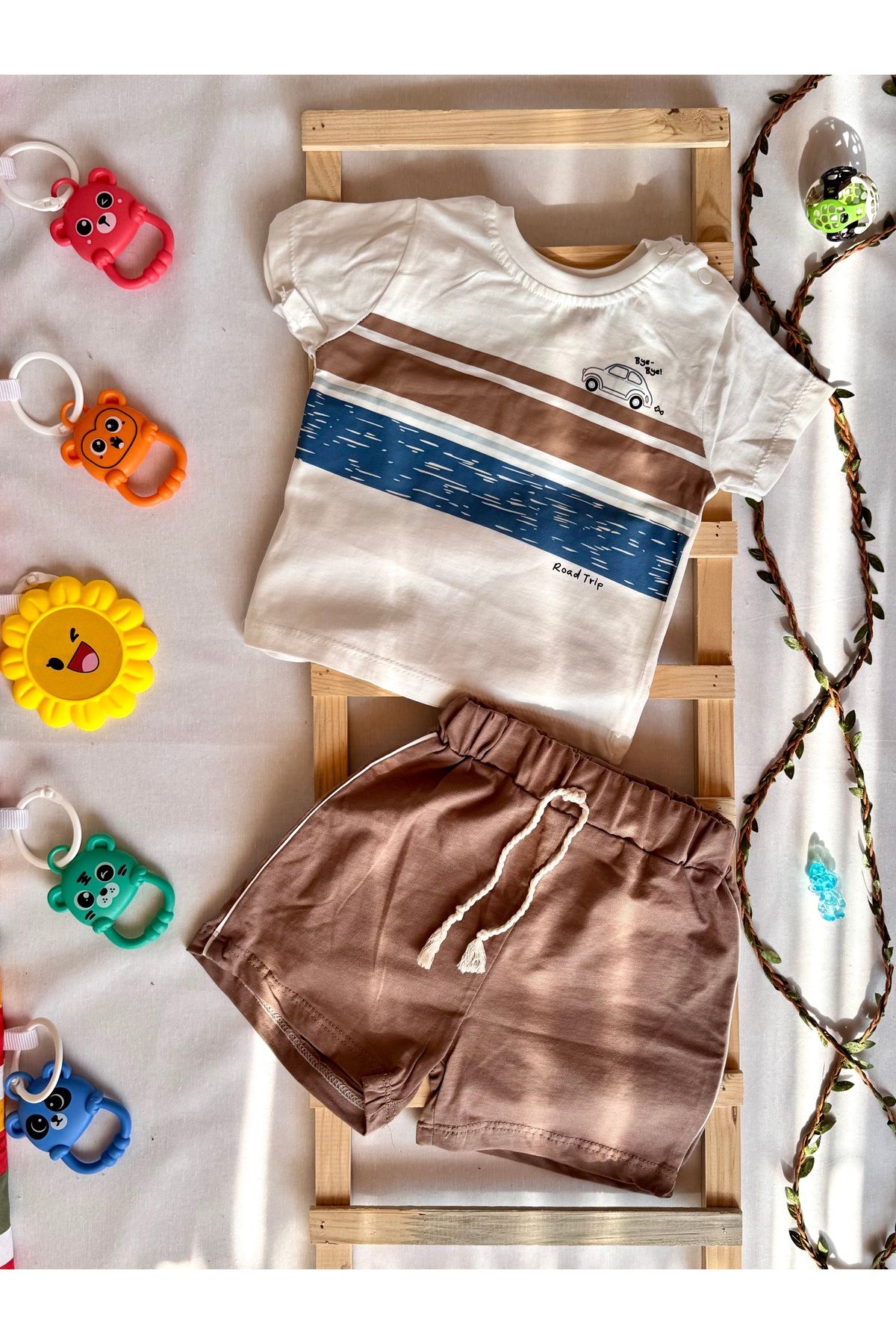 KapsülBebek %100 Organik Pamuk Unisex Yazlık Bebek Takımı – Road Trip Tişört & Kahverengi Şort 2’li Set