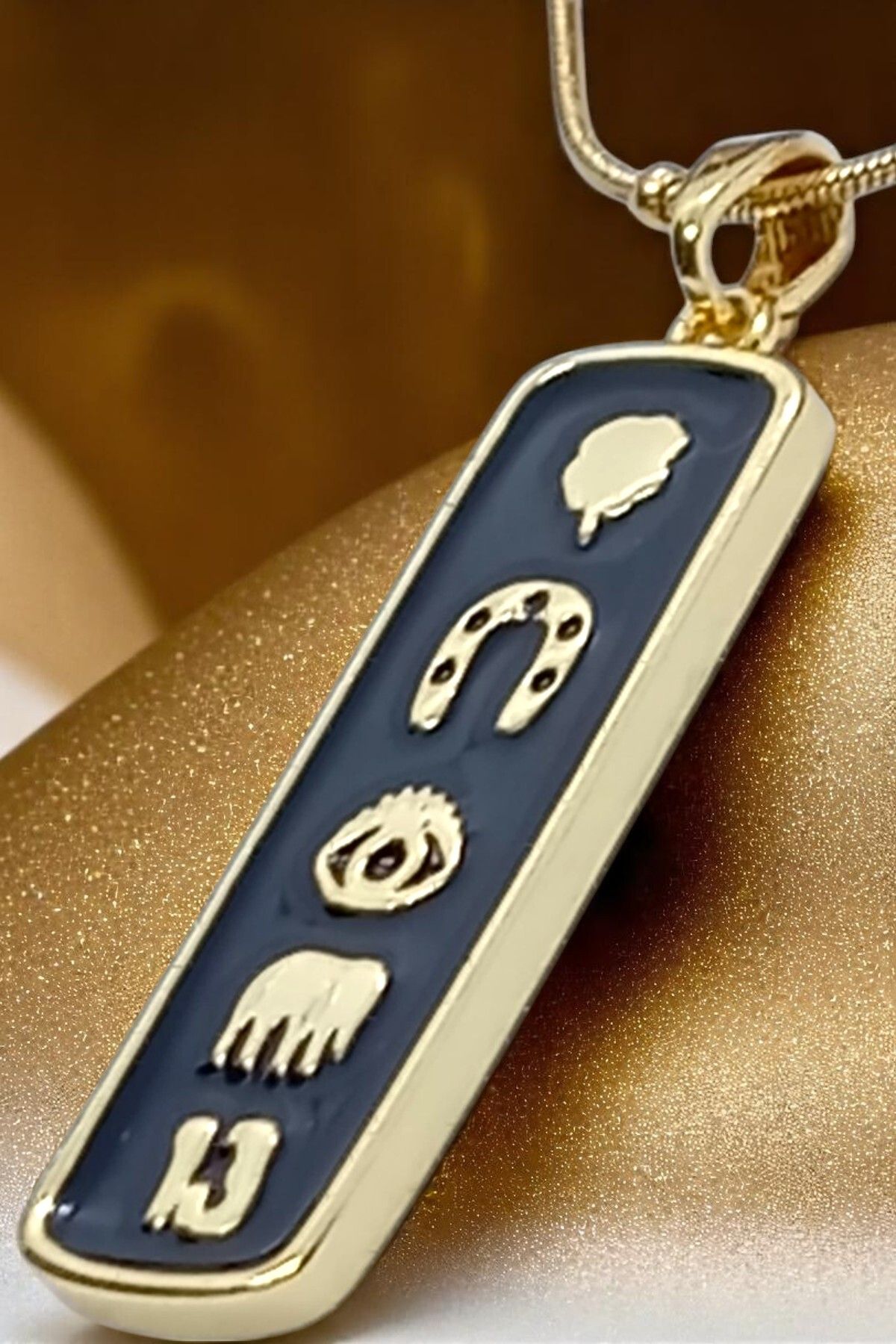 katilus Gold Renk Çerçeveli Siyah Renk Çelik Plaka Tasarım Şans Kolyesi Paslanmaz Çelik Unisex Kolye