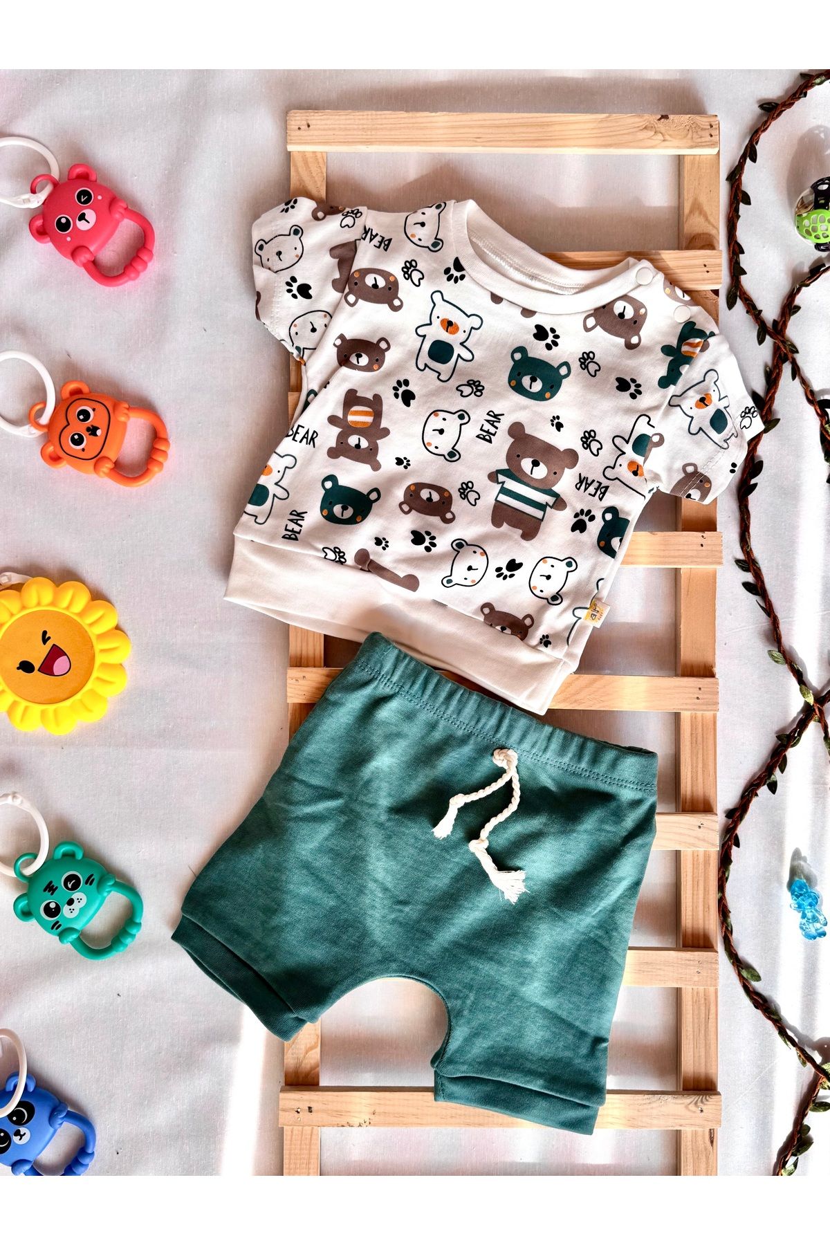 KapsülBebek %100 Organik Pamuk Unisex Yazlık Bebek Takımı – Ayıcık Desenli Tişört & Yeşil Şort 2’li Set